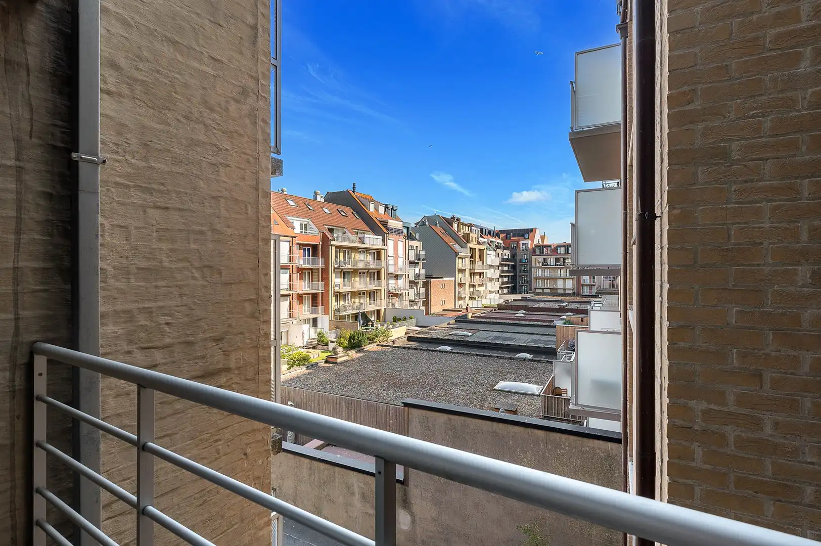 Instapklaar 2-slaapkamerappartement met terras op gegeerde locatie in Knokke. foto 30