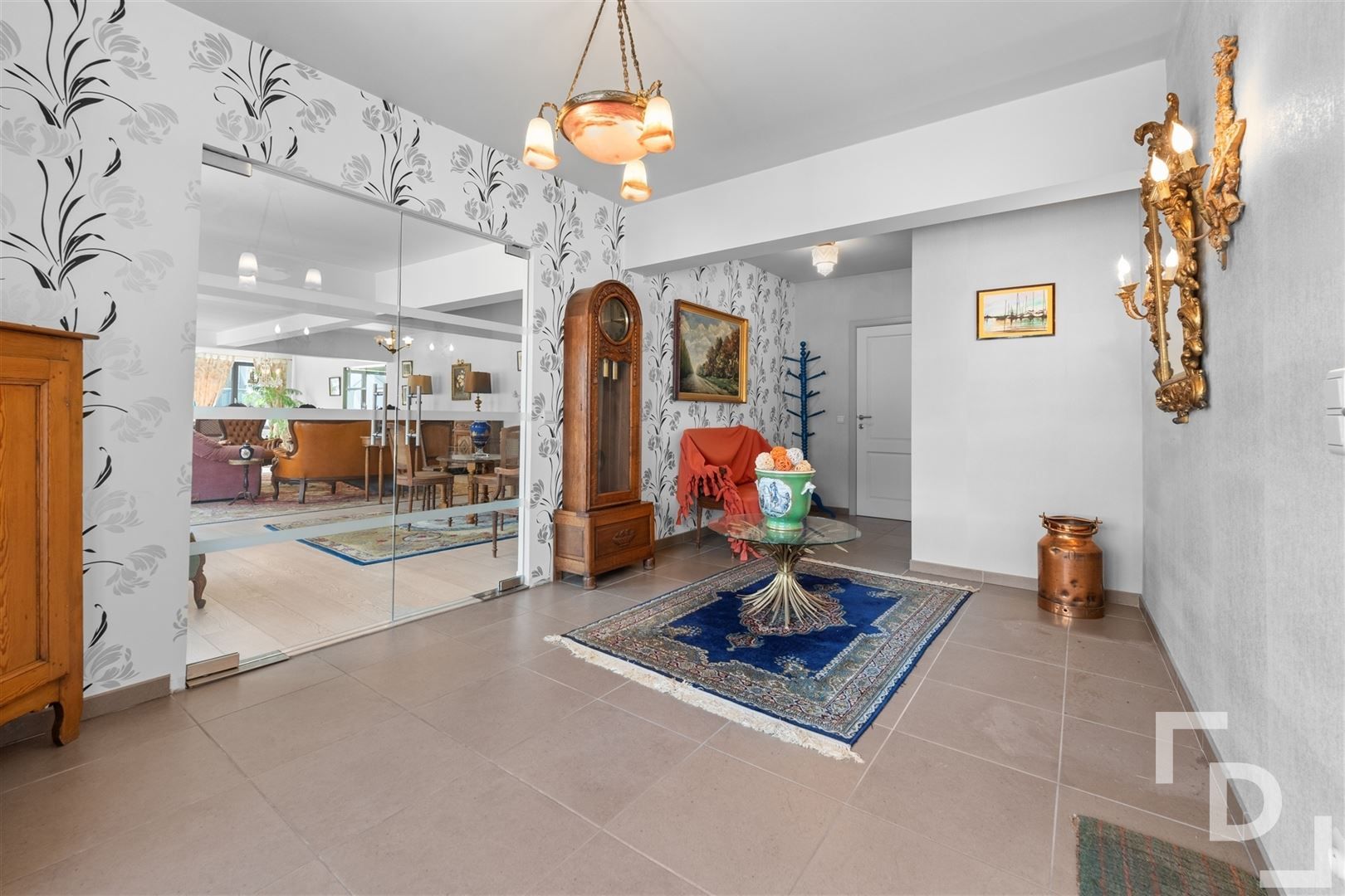 Zeer ruim appartement op toplocatie te koop in Ieper foto 7