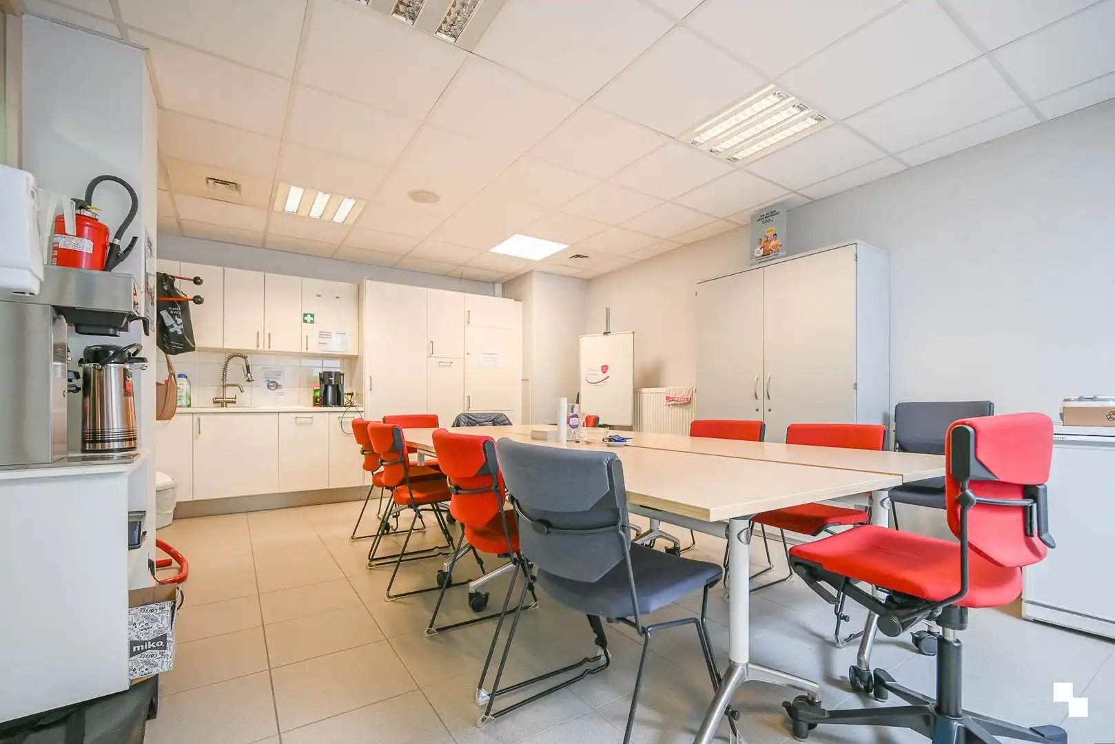 Deels ingerichte handelsruimte op toplocatie te Sint-Andries foto 20