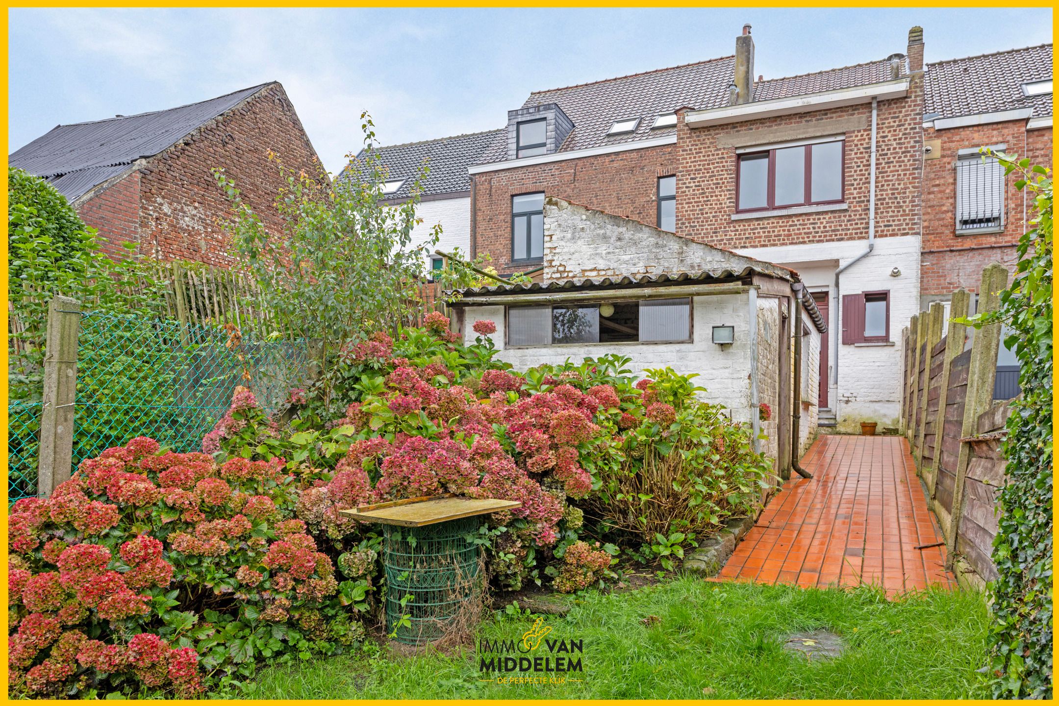 OP TE FRISSEN BUNGALOW MET 3 KAMERS, GARAGE EN TUIN foto 28