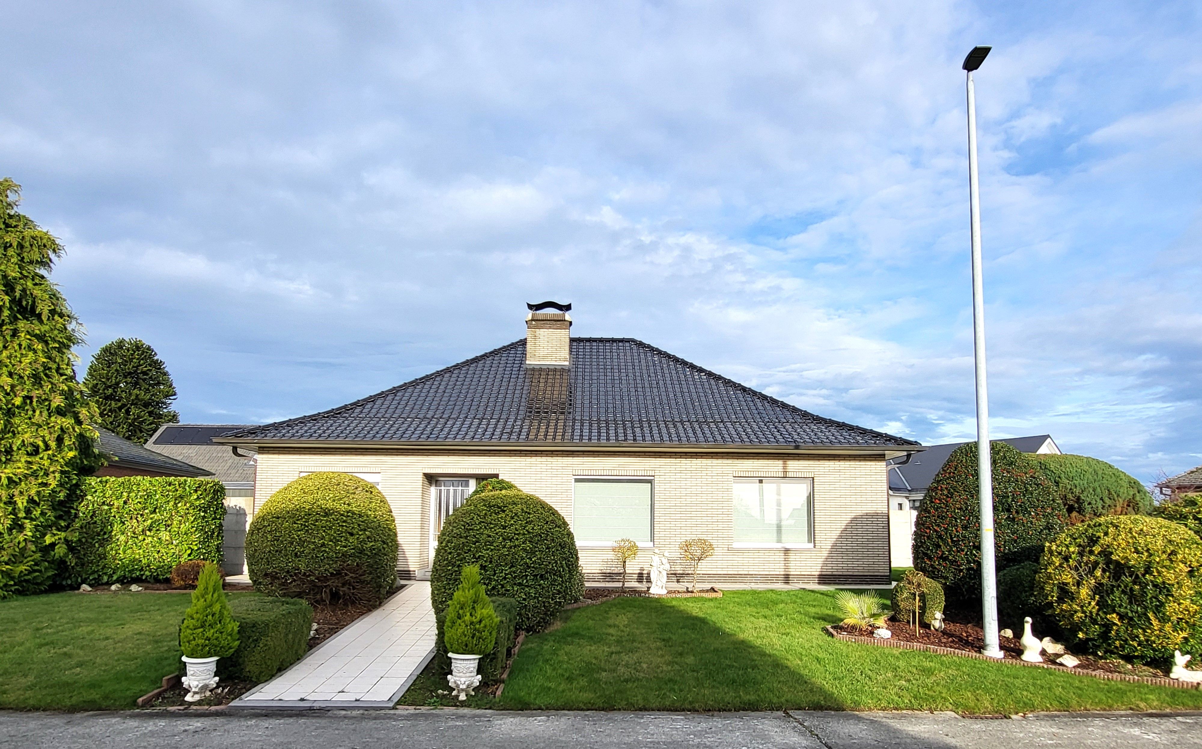 Hoofdfoto van de publicatie: Instapklare villa op een perceel van 648 m² met dubbele garage, veranda en tuin. 