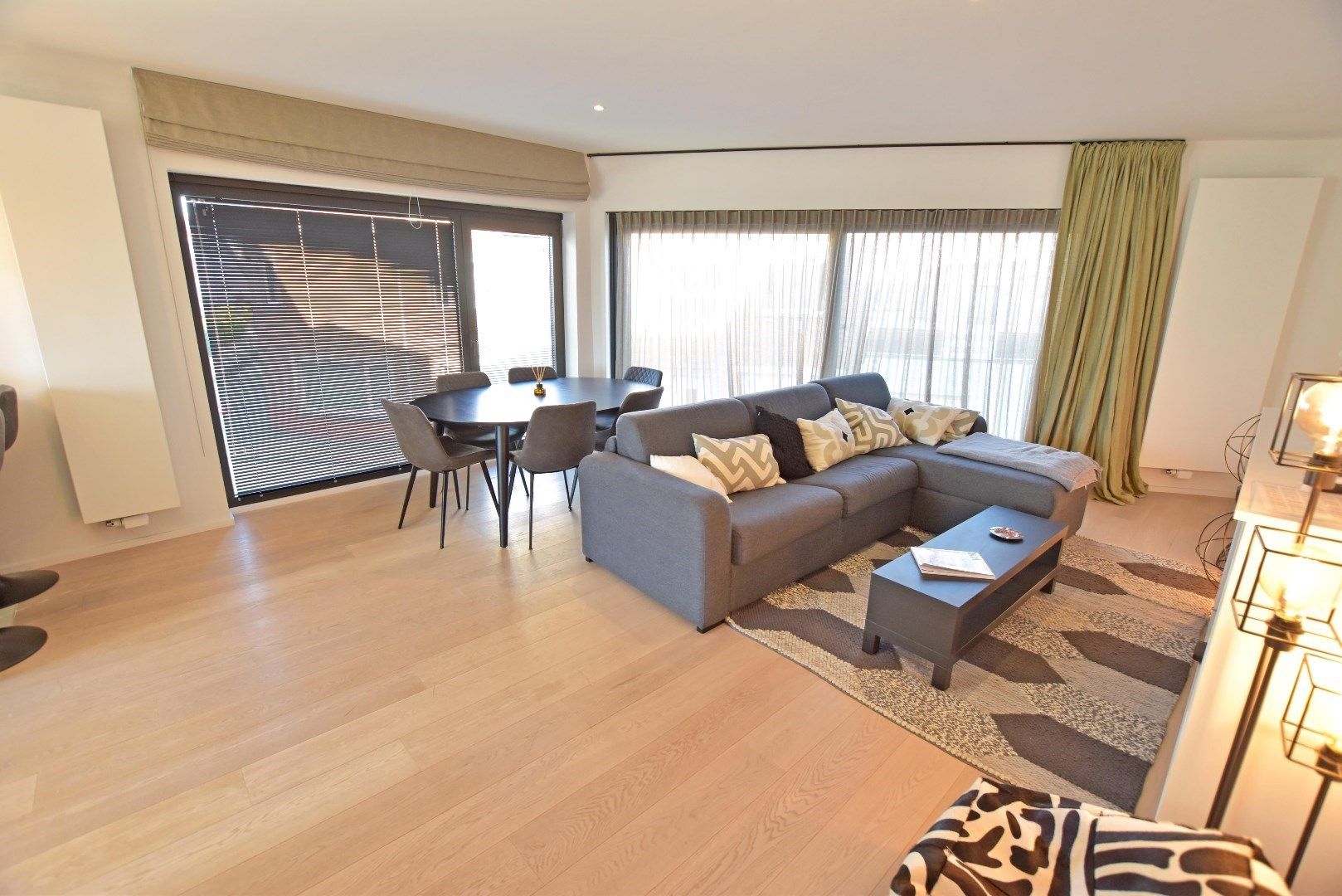 Mooi gemeubeld appartement met 3 slk's in een gegeerde straat in het oude Knokke nabij de groentenmarkt! foto 2