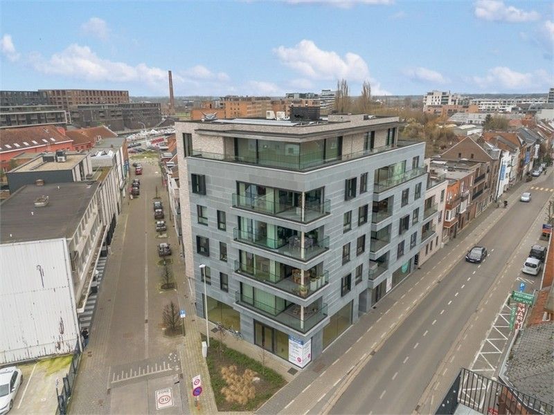 UNIEK CASCO HANDELSPAND VAN 196M² OP EEN TOPLOCATIE IN HASSELT foto {{pictureIndex}}