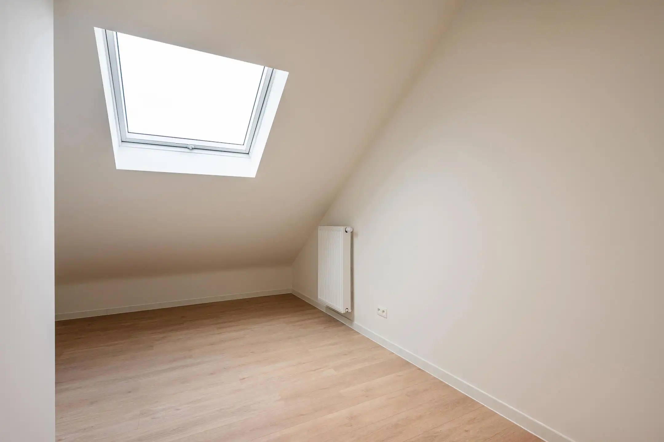 Totaal gerenoveerde woning met 3 slaapkamers, tuin en garage.  foto 18