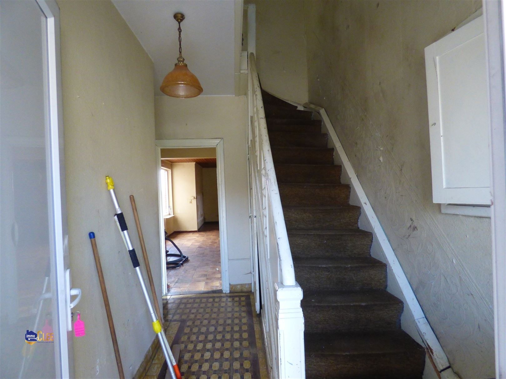 Te renoveren woning met 3 slaapkamers en garage foto 2