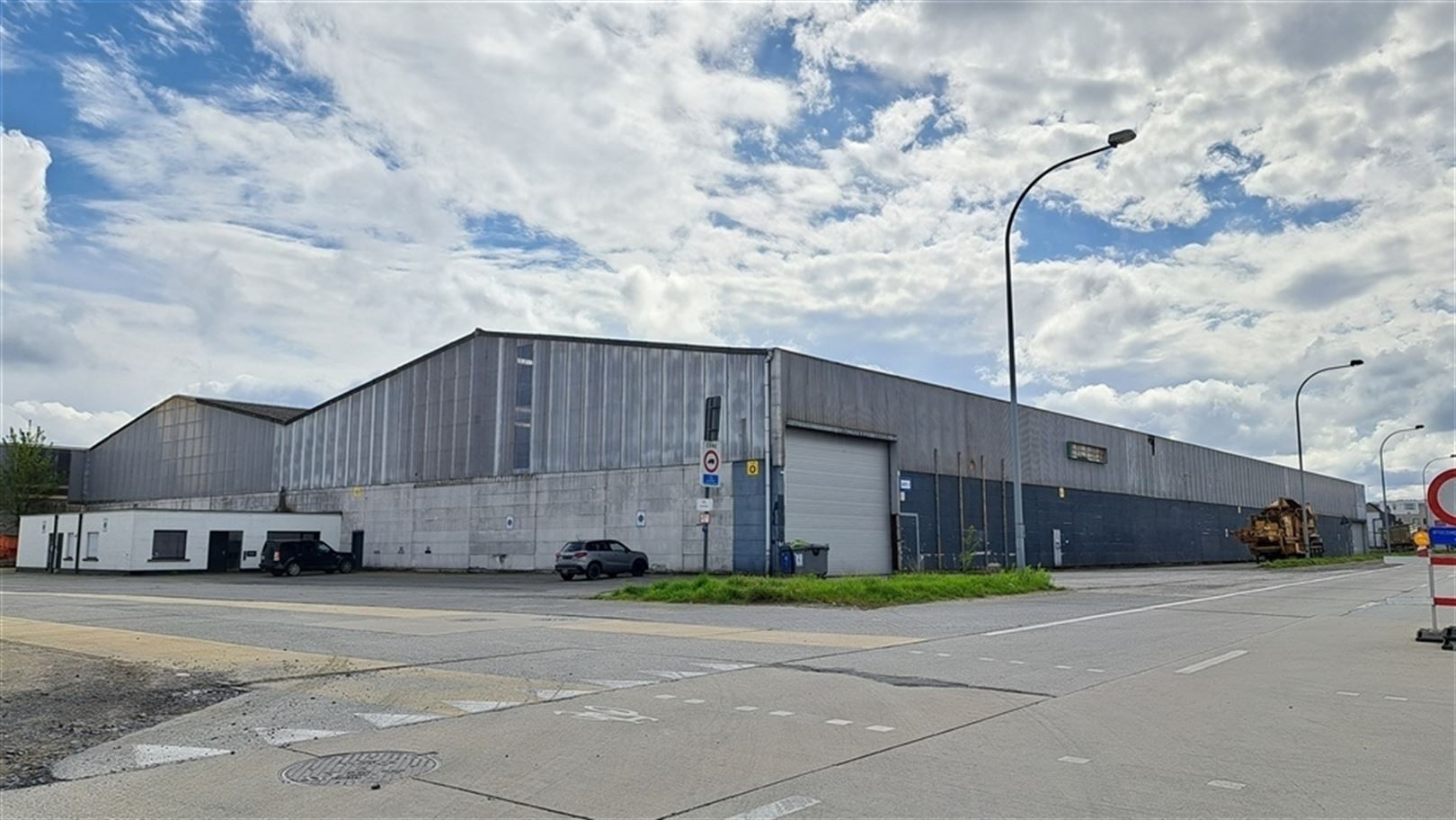 Semi-industrieel bedrijfsgebouw met laad-en loskades en rolbruggen foto 4