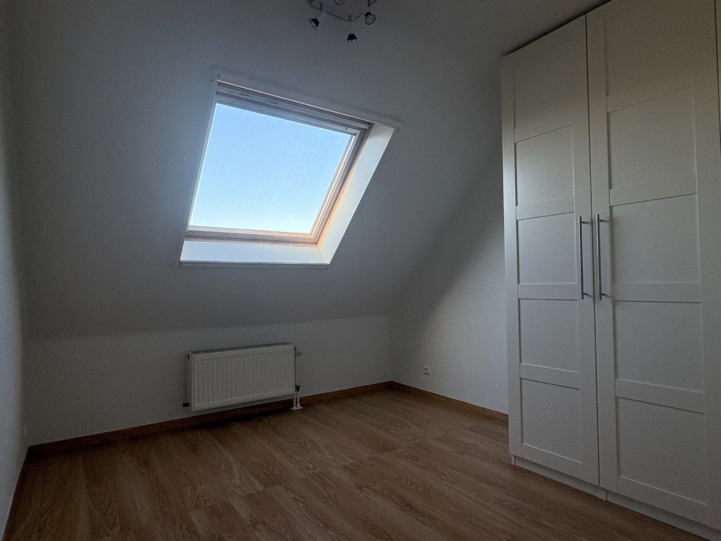 Recentbouw op uiterst rustige ligging met 3 slks, inpandige garage en grote oprit. foto 12