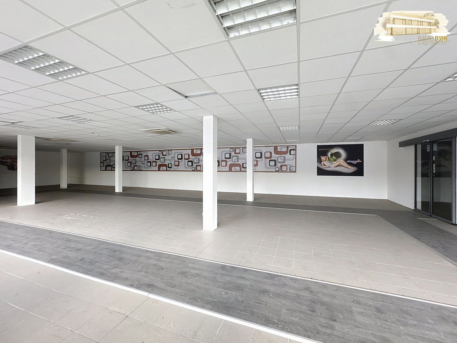 POLYVALENTE COMMERCIELE/KANTOOR RUIMTE MET RUIME PARKING foto 3