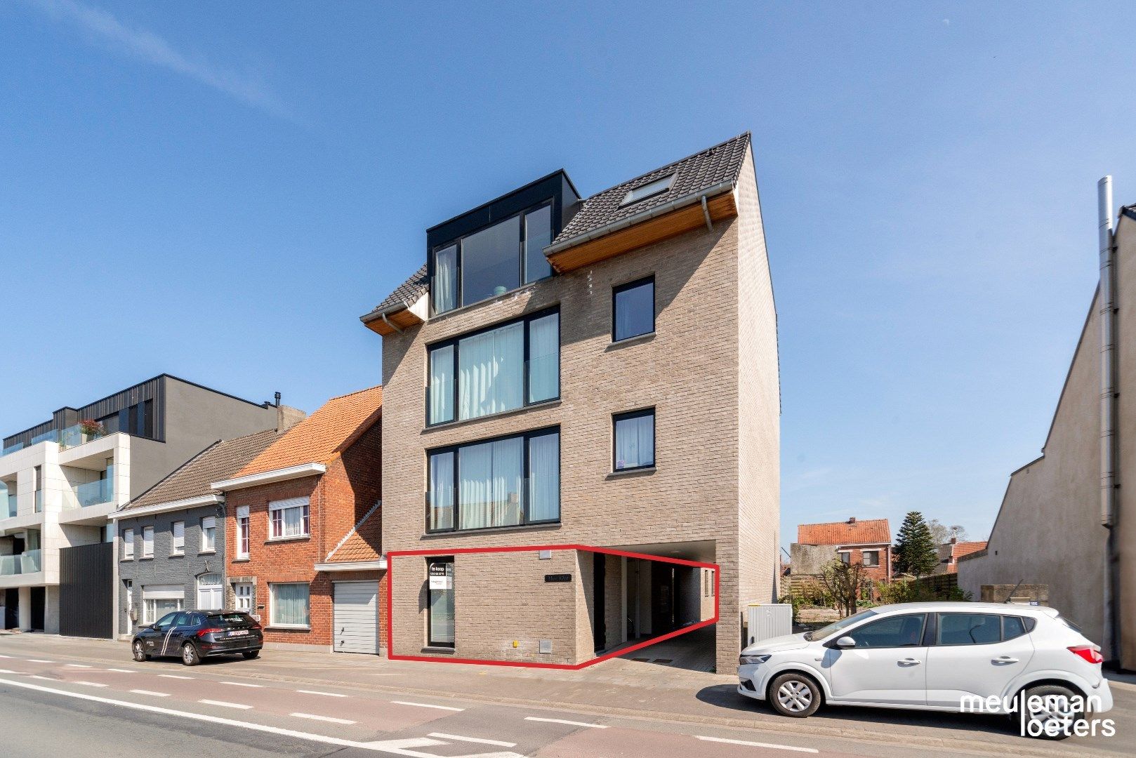 Schitterend gelijkvloers appartement met terras foto {{pictureIndex}}