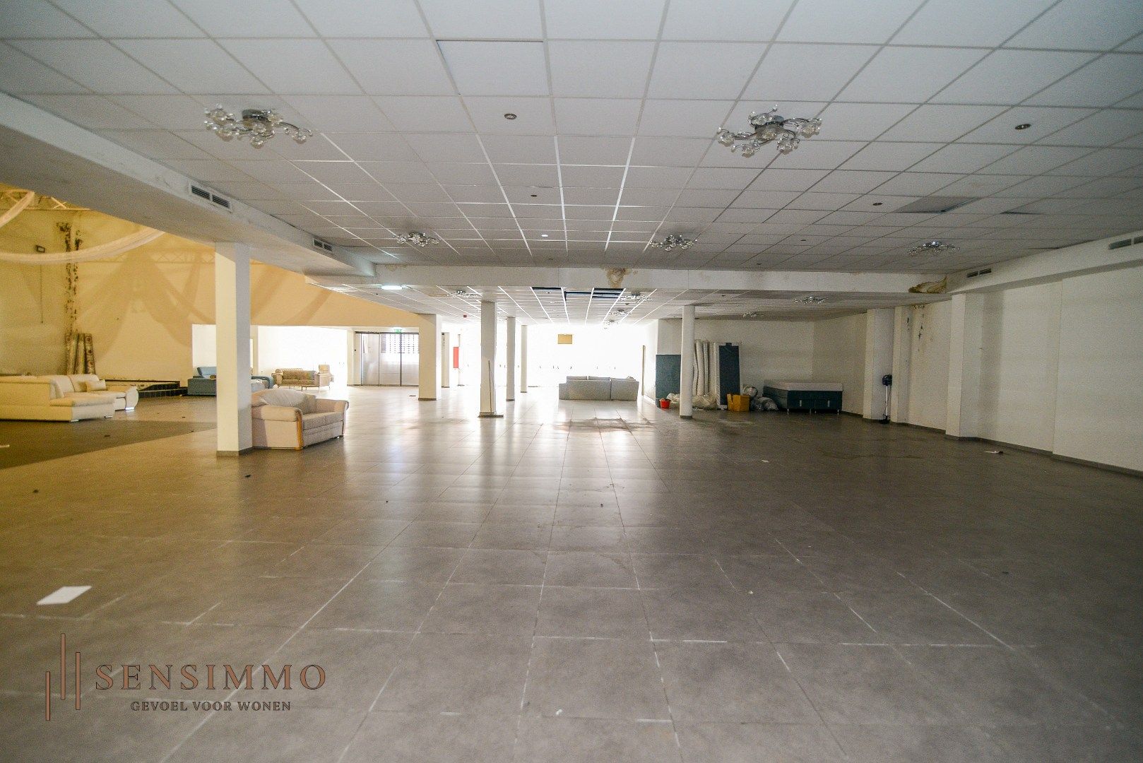 Gigantisch handelsruimte van 1.457 m² in het centrum van Maasmechelen! foto 3