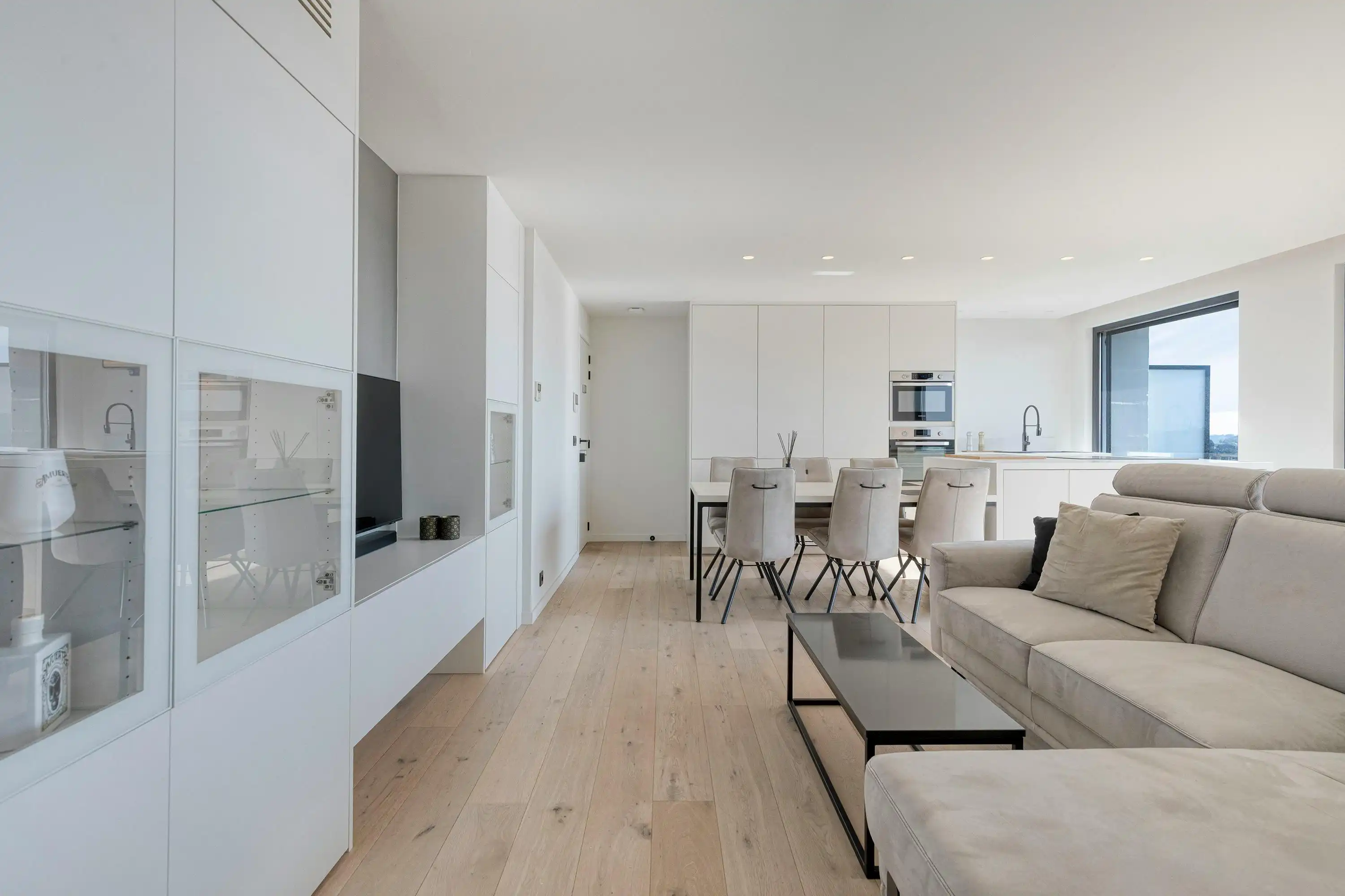 Instapklaar appartement op de 8ste verdieping met ruim terras en open uitzicht foto 2