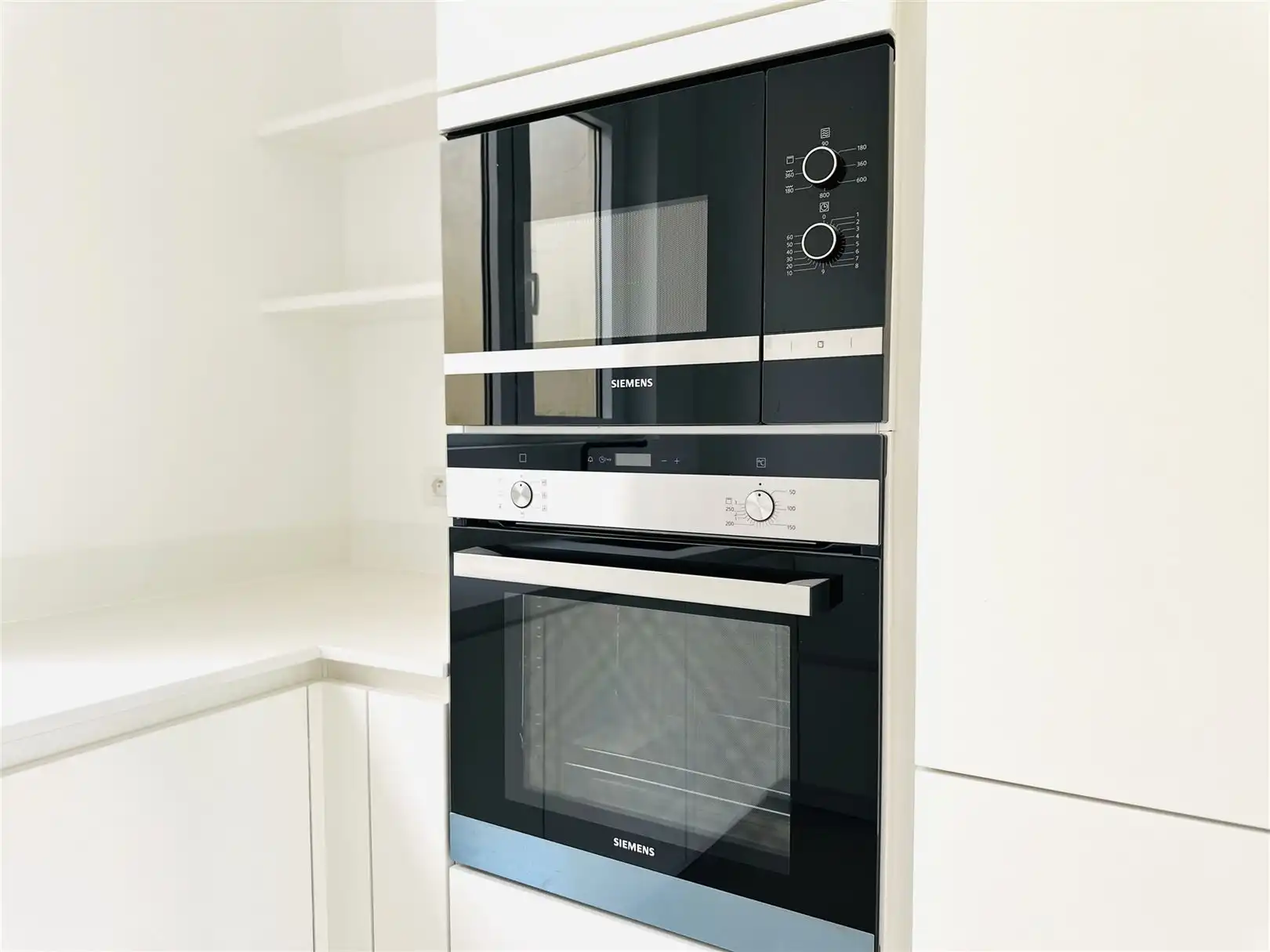 Ruim en licht 2-slaapkamerappartement met dakterras foto 9