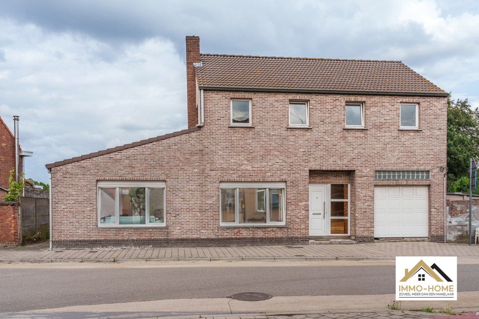 Hoofdfoto van de publicatie: Op te frissen vrijstaande ruime woning! 