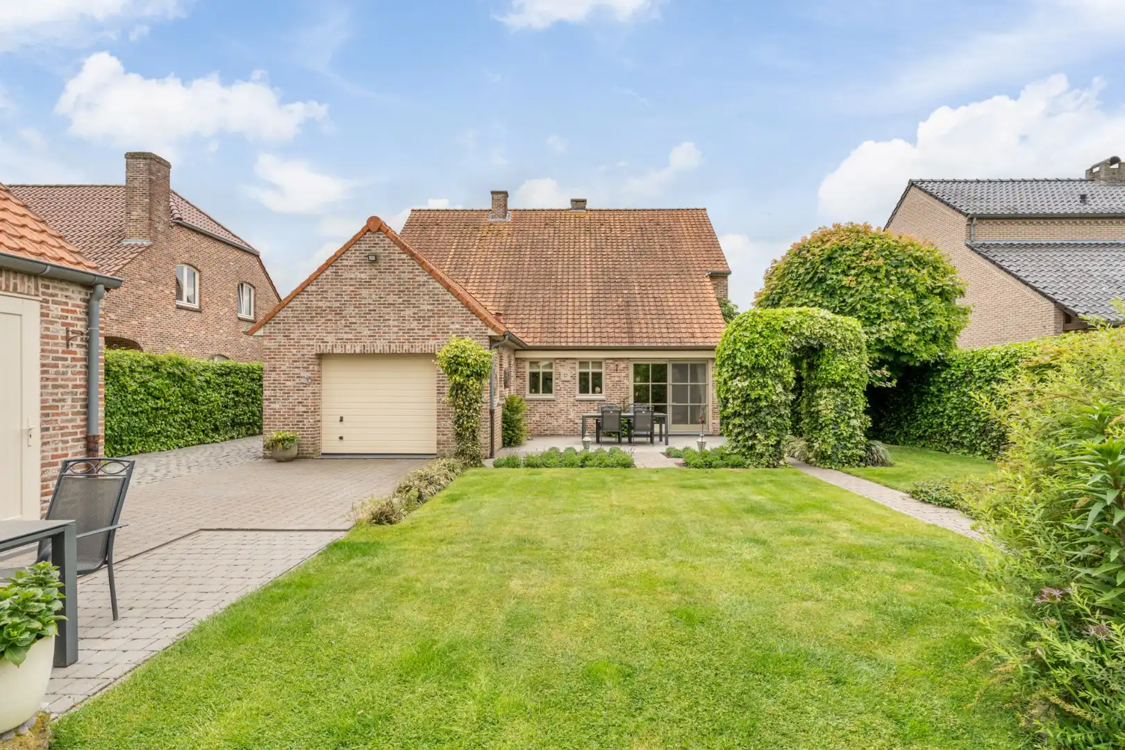 Stijlvolle, goed afgewerkte woning op een perceel van 6a32ca op een rustige locatie te Kinrooi!  foto 32