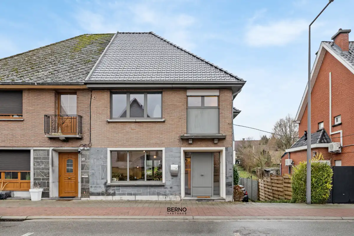 Hoofdfoto van de publicatie: Instapklare halfopen bebouwing met ruime kelder