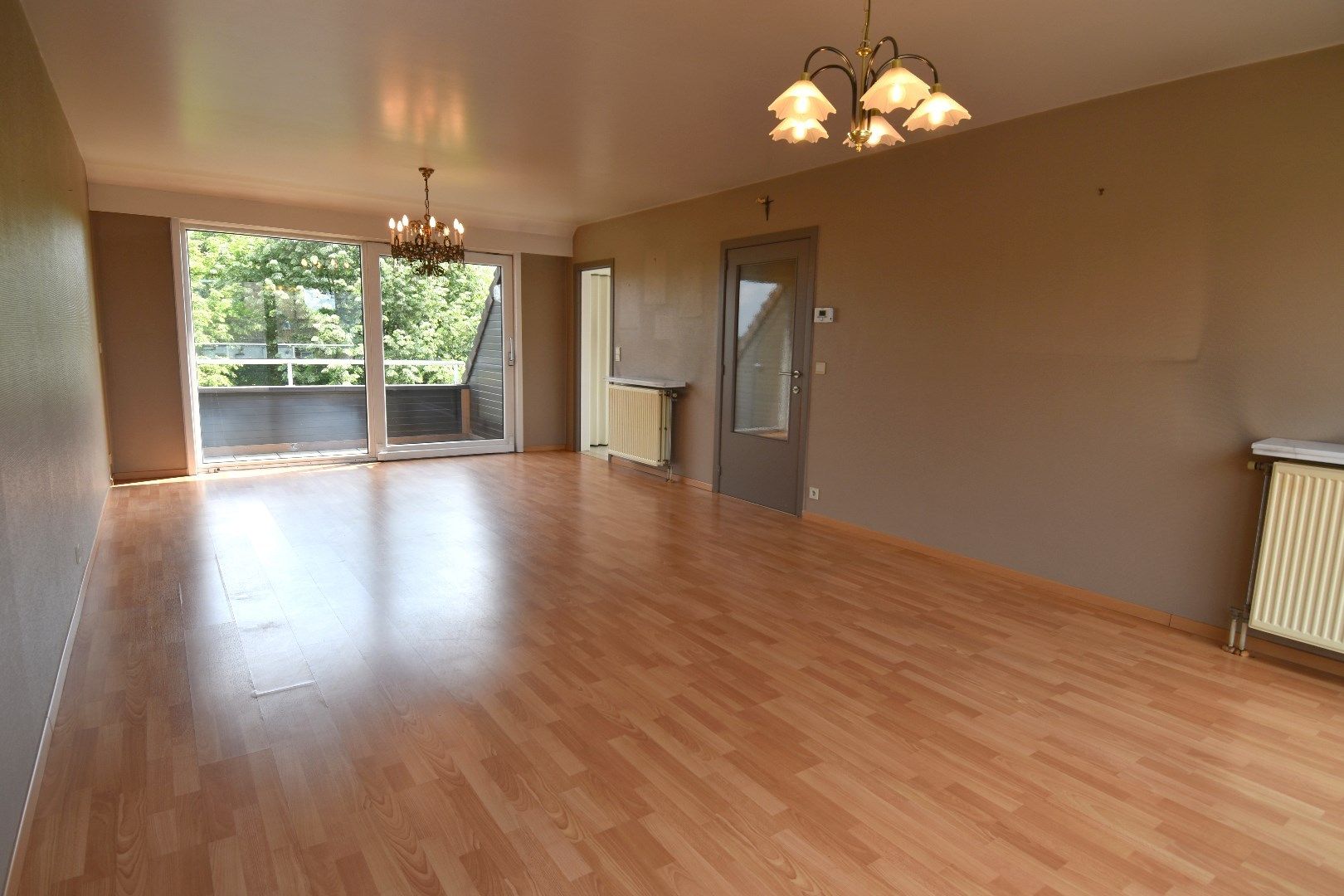 Lichtrijk 2-slaapkamerappartement met kelderberging te koop in het hart van Gullegem foto 2