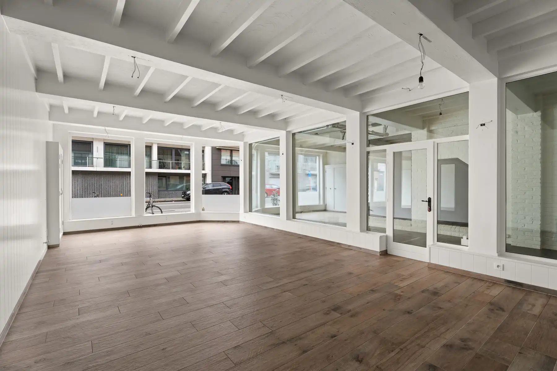 Instapklaar handelspand met woonst op topligging in Oostende foto {{pictureIndex}}