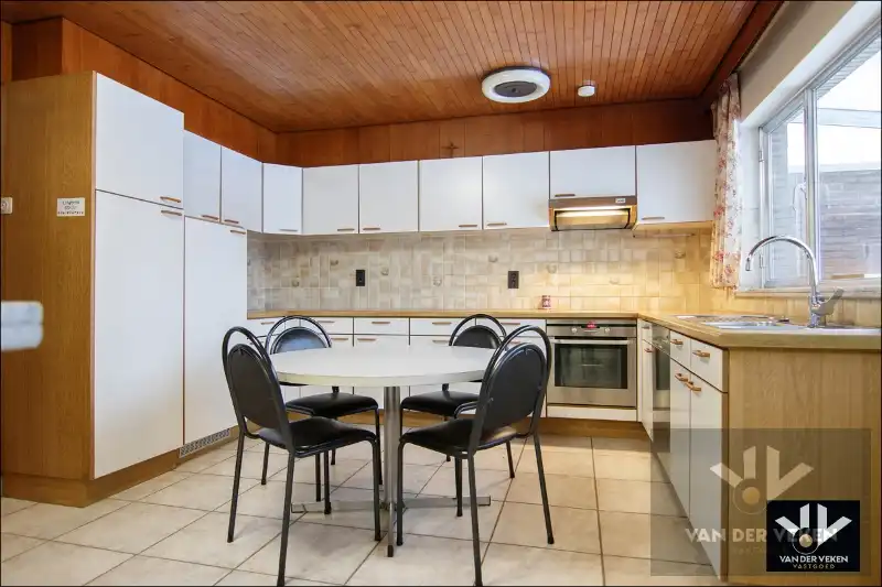 DEGELIJKE GEZINSWONING  MET GARAGE  IN DE SINT-CATHARINAWIJK foto 6