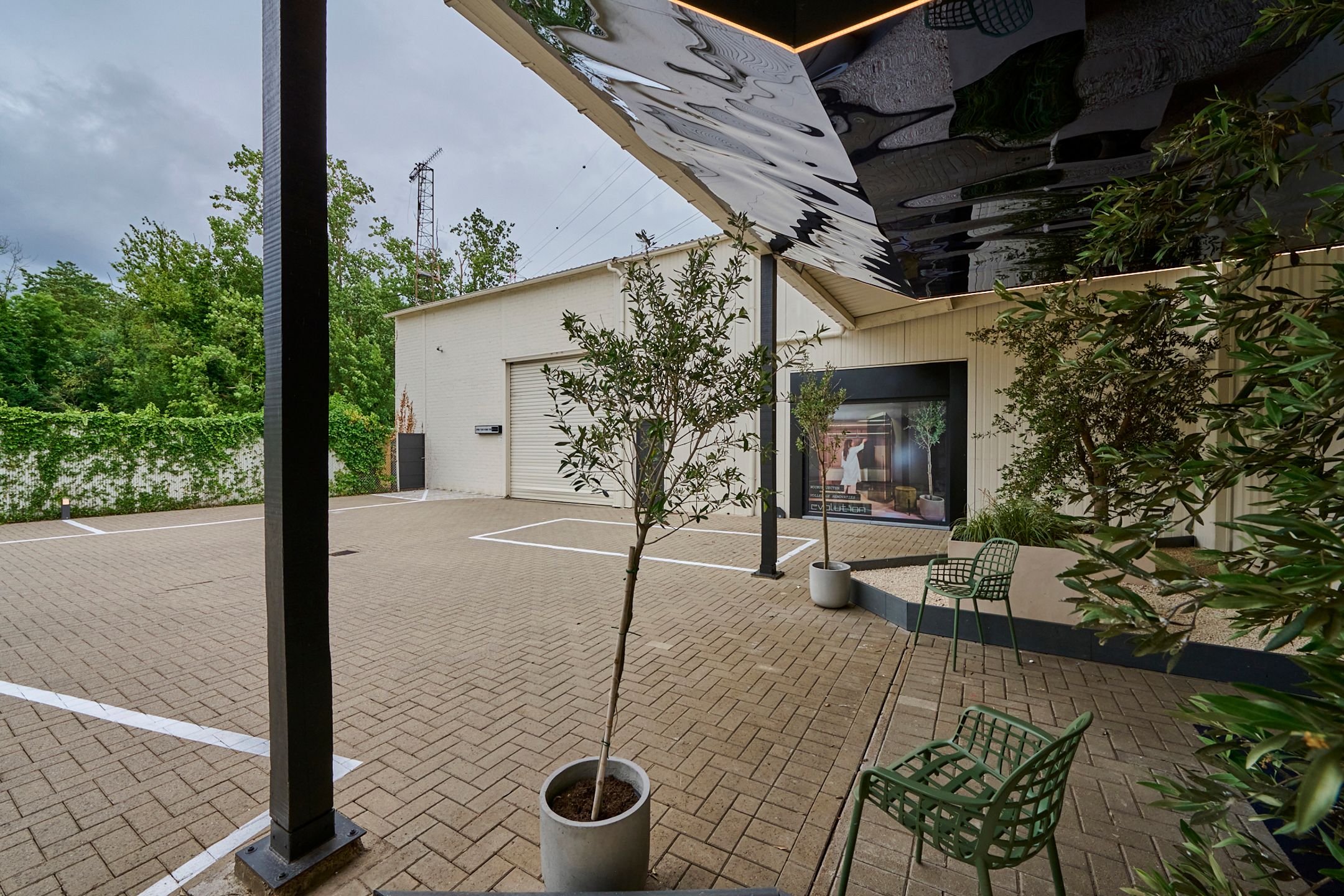 TE KOOP showroom met magazijn op top zicht locatie foto 3