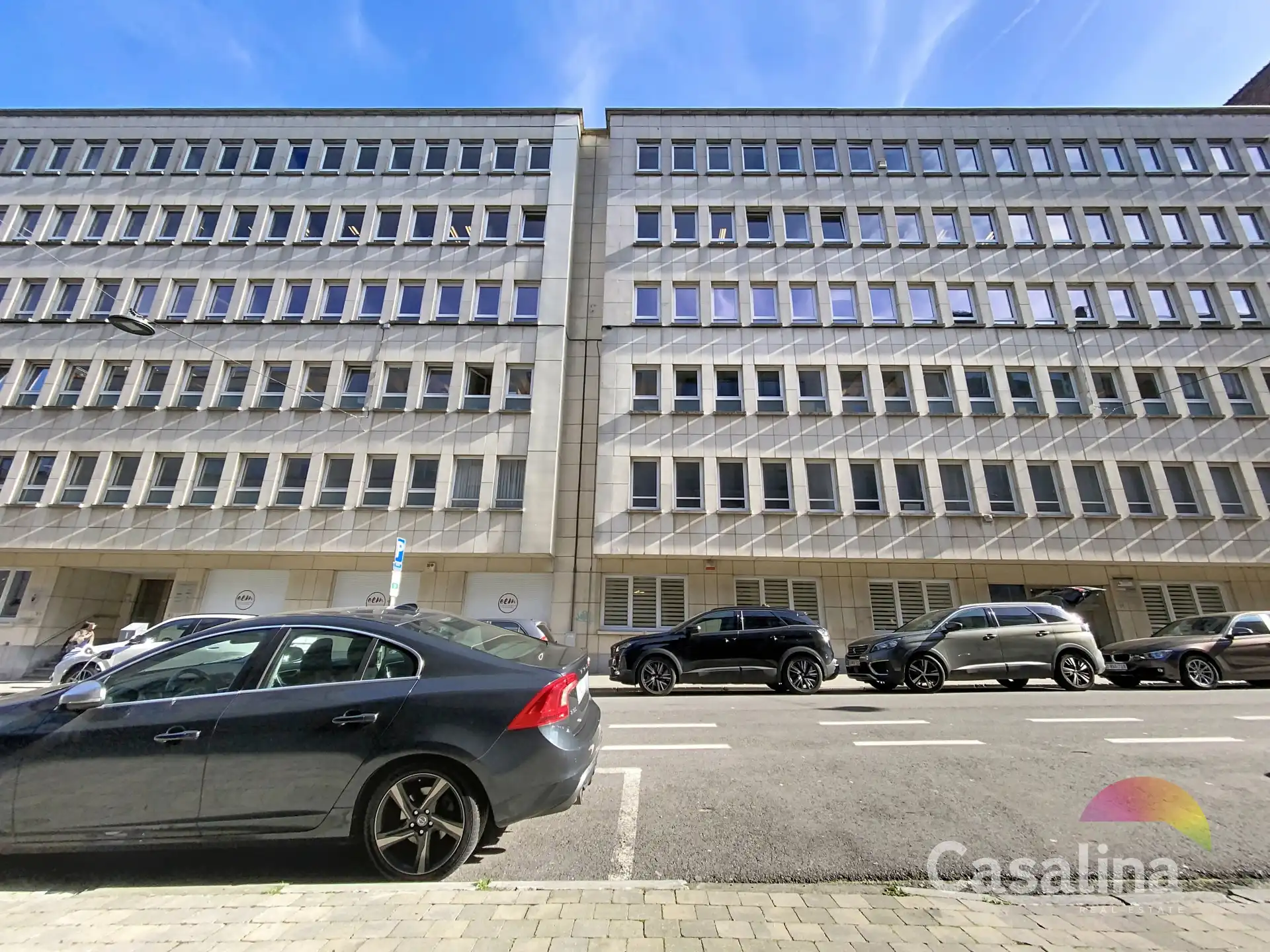 Ruime kantoorruimtes van 564 m², ideaal gelegen met parkings foto 13