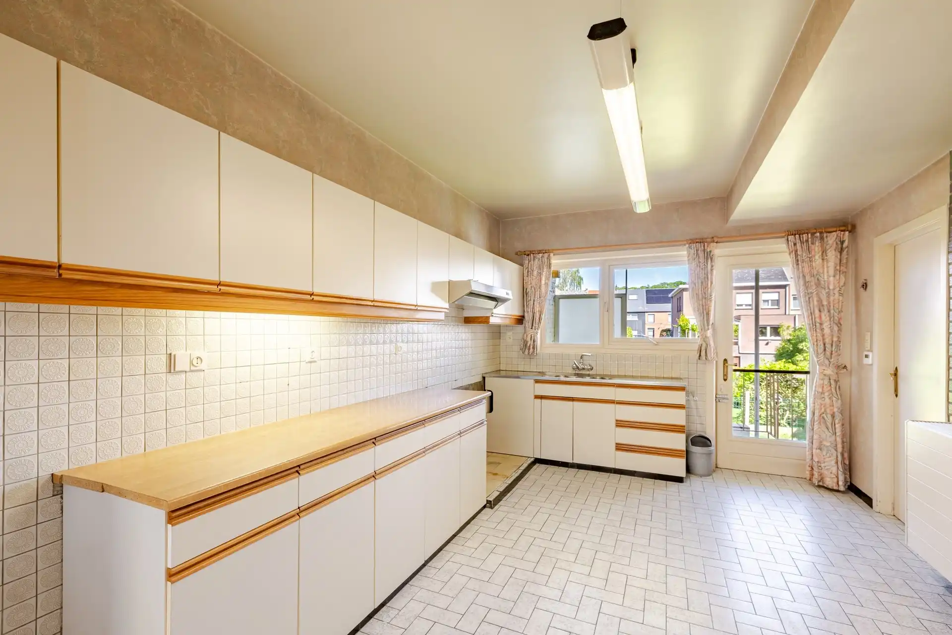 Ruime, solide te renoveren woning met 4 tot 5 slaapkamers en tuin foto 8
