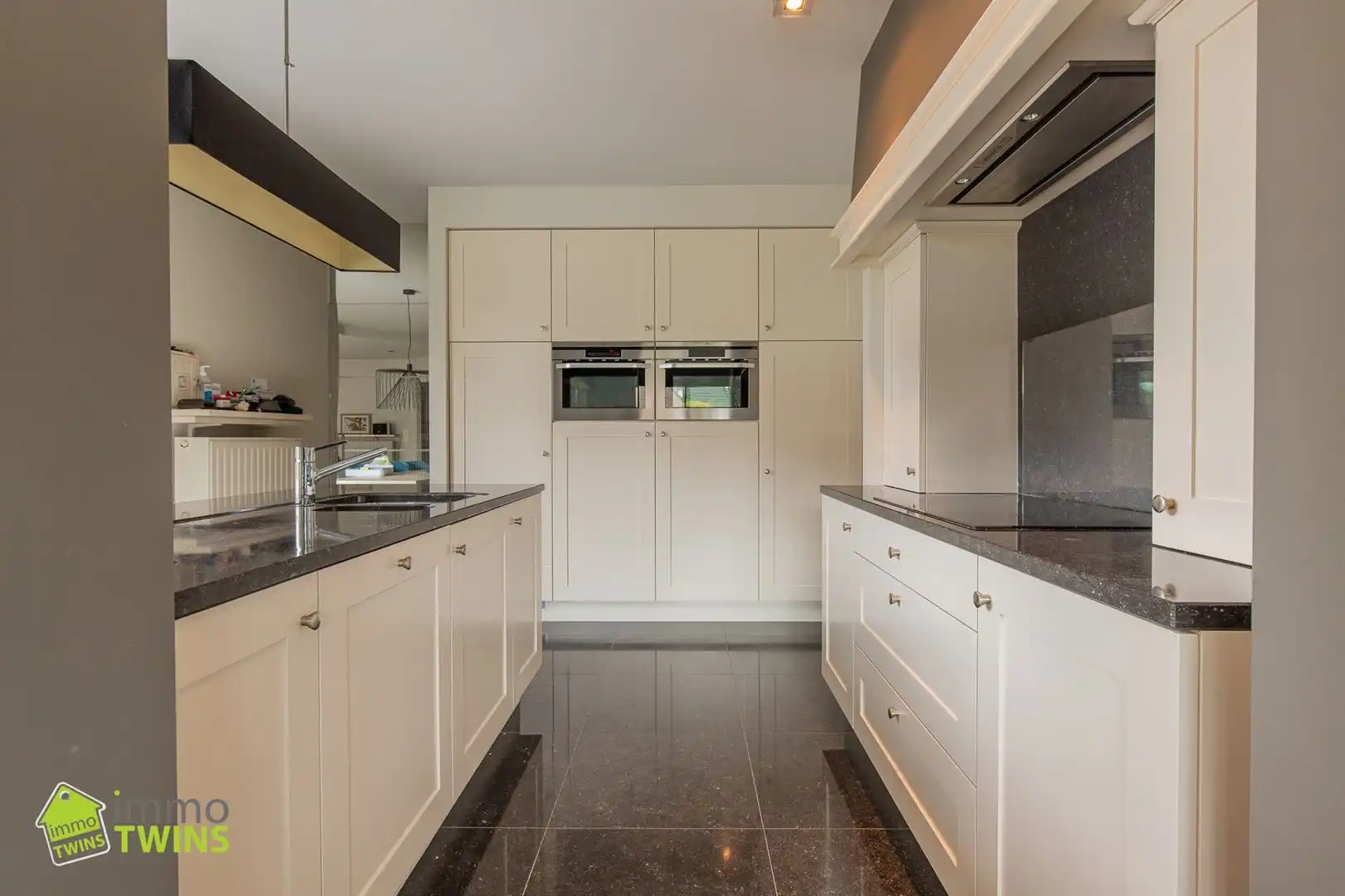 Prachtige instapklare open bebouwing te huur met afgesloten tuin en dubbele garage foto 12