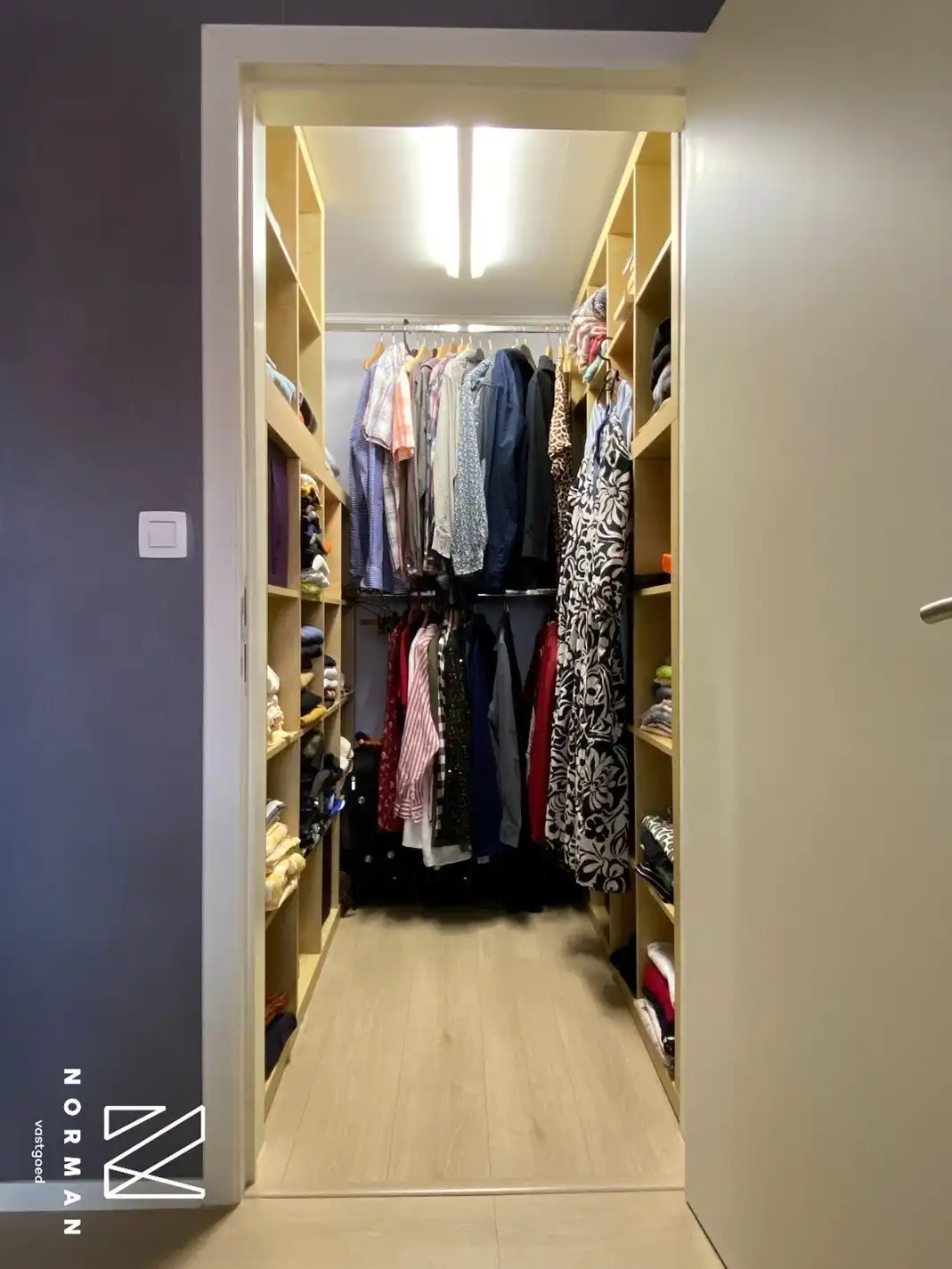 Halfopen woning met 3 slaapkamers, bijgebouw/atelier en grote voorkamer voor eventuele handelszaak foto 11