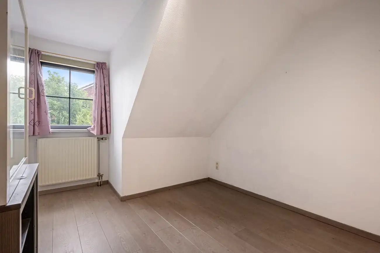 Ruime op te frissen gezinswoning met 4 slaapkamers, dubbele garage en zonnige tuin op 1.595 m² foto 9