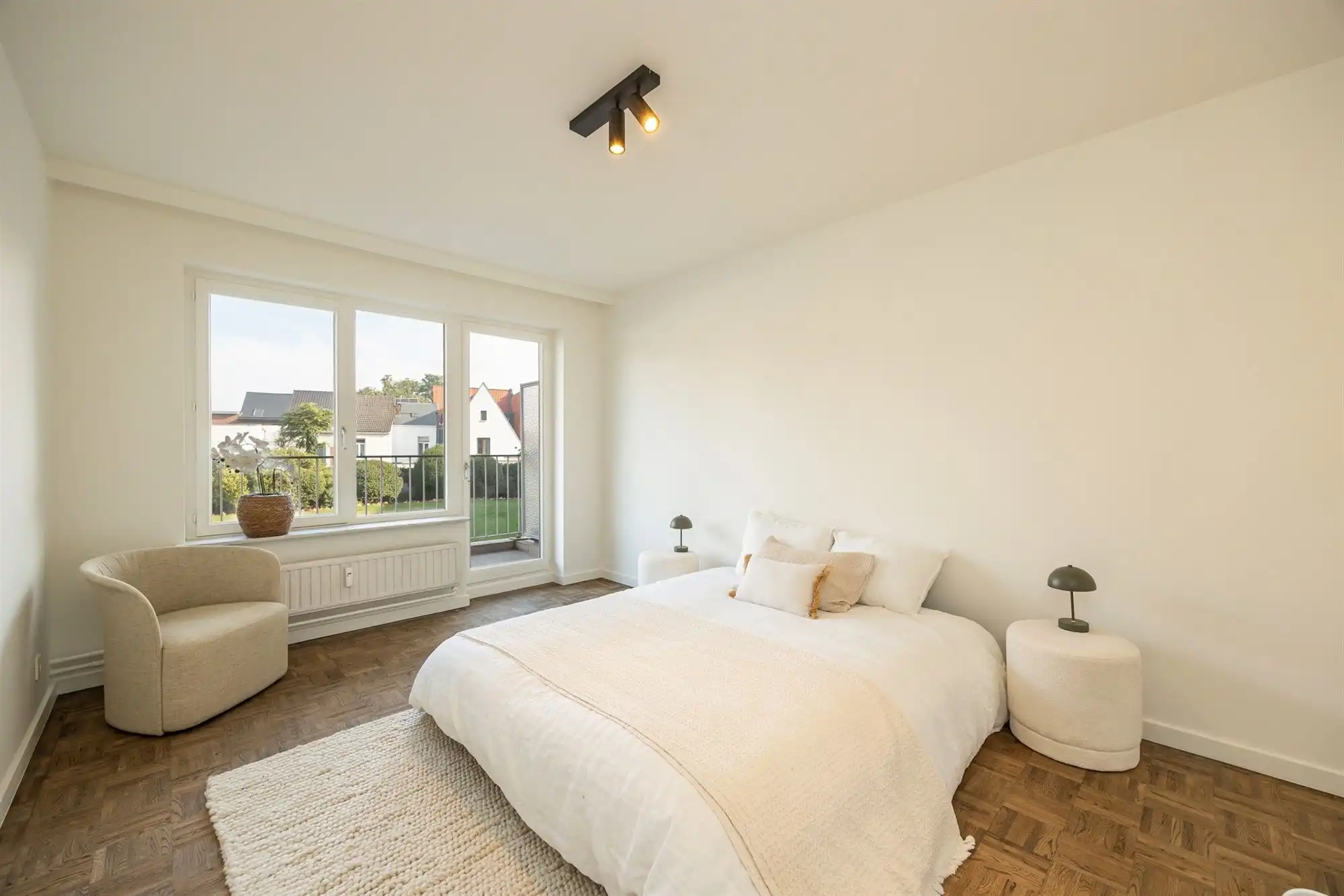 Gerenoveerd appartement met drie slaapkamers en terras foto 15
