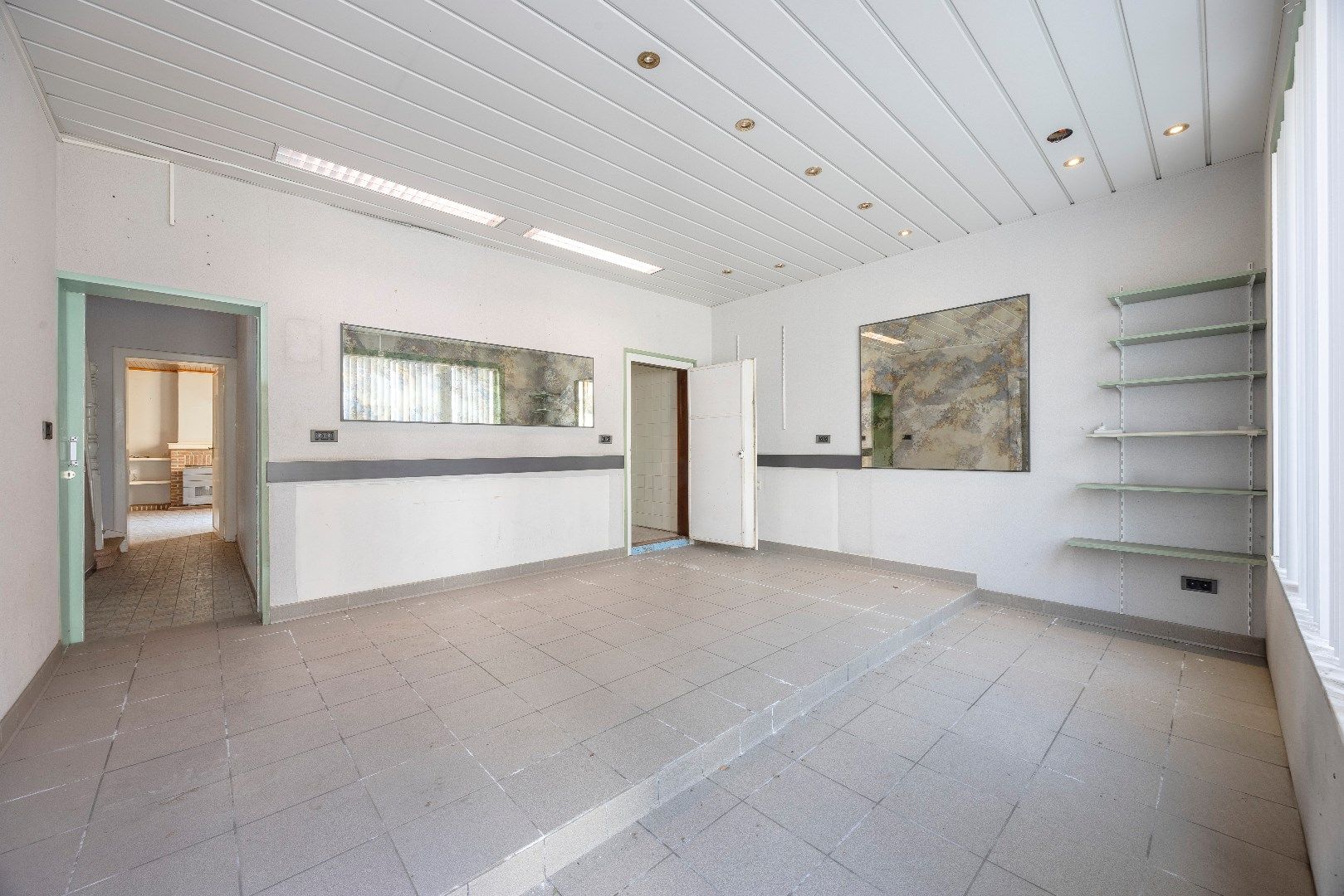Te renoveren woning met garage en tuin  foto 3