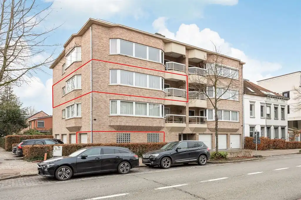 Groot hoekappartement met bijzonder veel lichtinval op de 2e verdieping foto {{pictureIndex}}