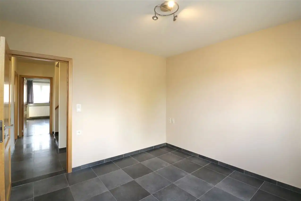 Recente woning met vier slpk, tuin, garage op rustige locatie foto 20