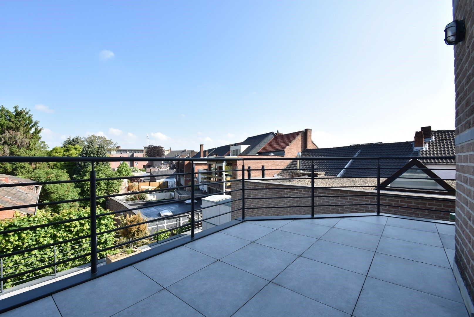 Degelijk 2-slaapkamer appartement met autostandplaats + in hartje Bilzen foto 3