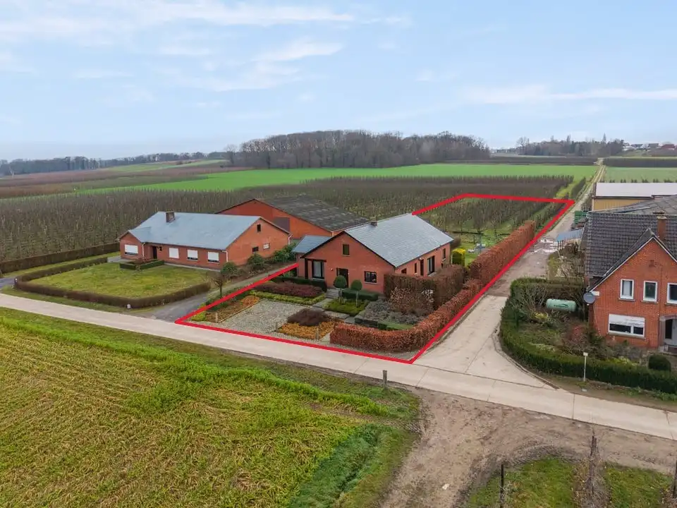 RUIME GELIJKVLOERSE GEZINSWONING OP EEN UITZONDERLIJK PERCEEL IN KORTENAKEN foto {{pictureIndex}}