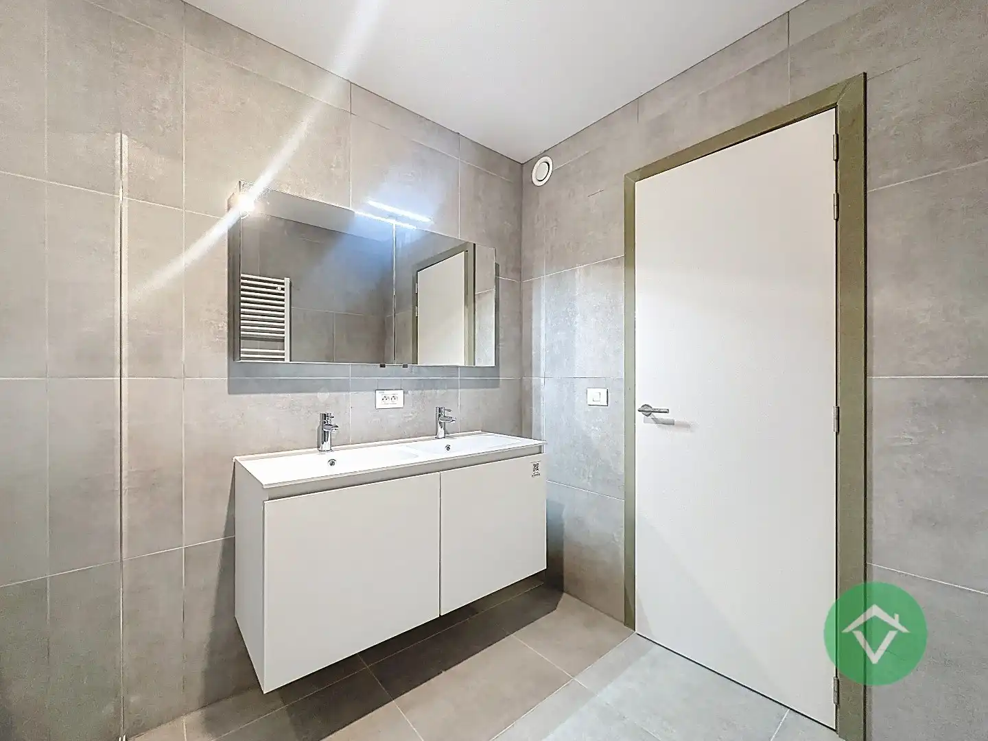 Wonen nabij jachthaven en zee - ruim appartement met terras en drie slaapkamers foto 19