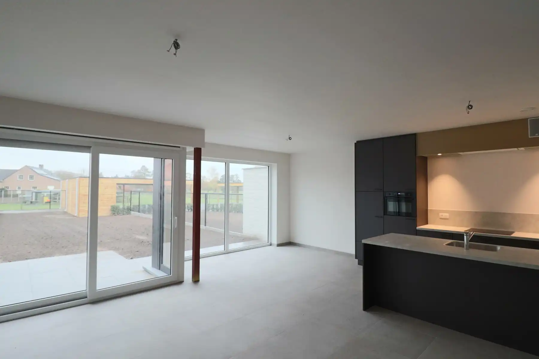 Woning met 4 slaapkamers en fietsenberging/carport op perceel van ca 327m² foto 6