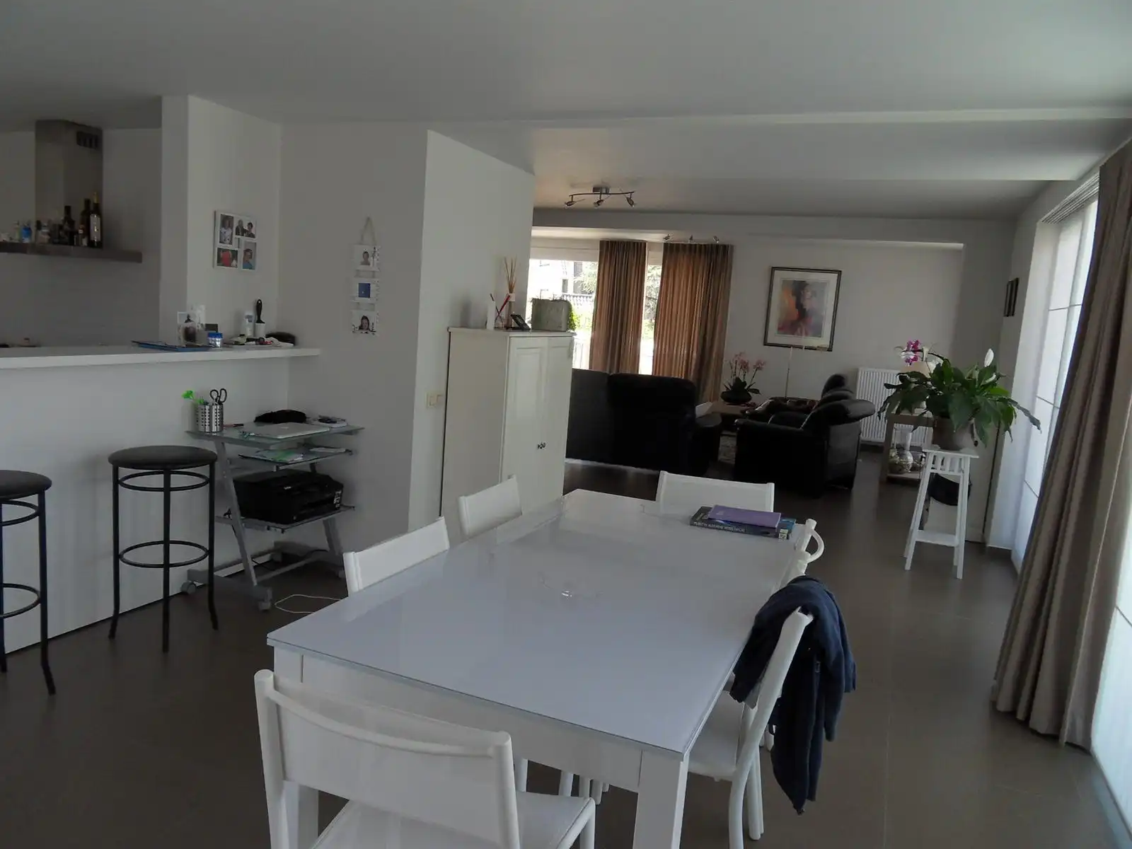 Ruim en lichtrijk duplex appartement op de eerste en tweede verdieping met groot terras in het centrum van Tielt. foto 5