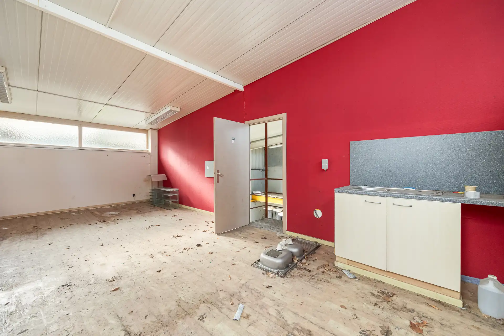 Ruime villa met garage en zwembad + bouwgrond + 2 magazijnen foto 18