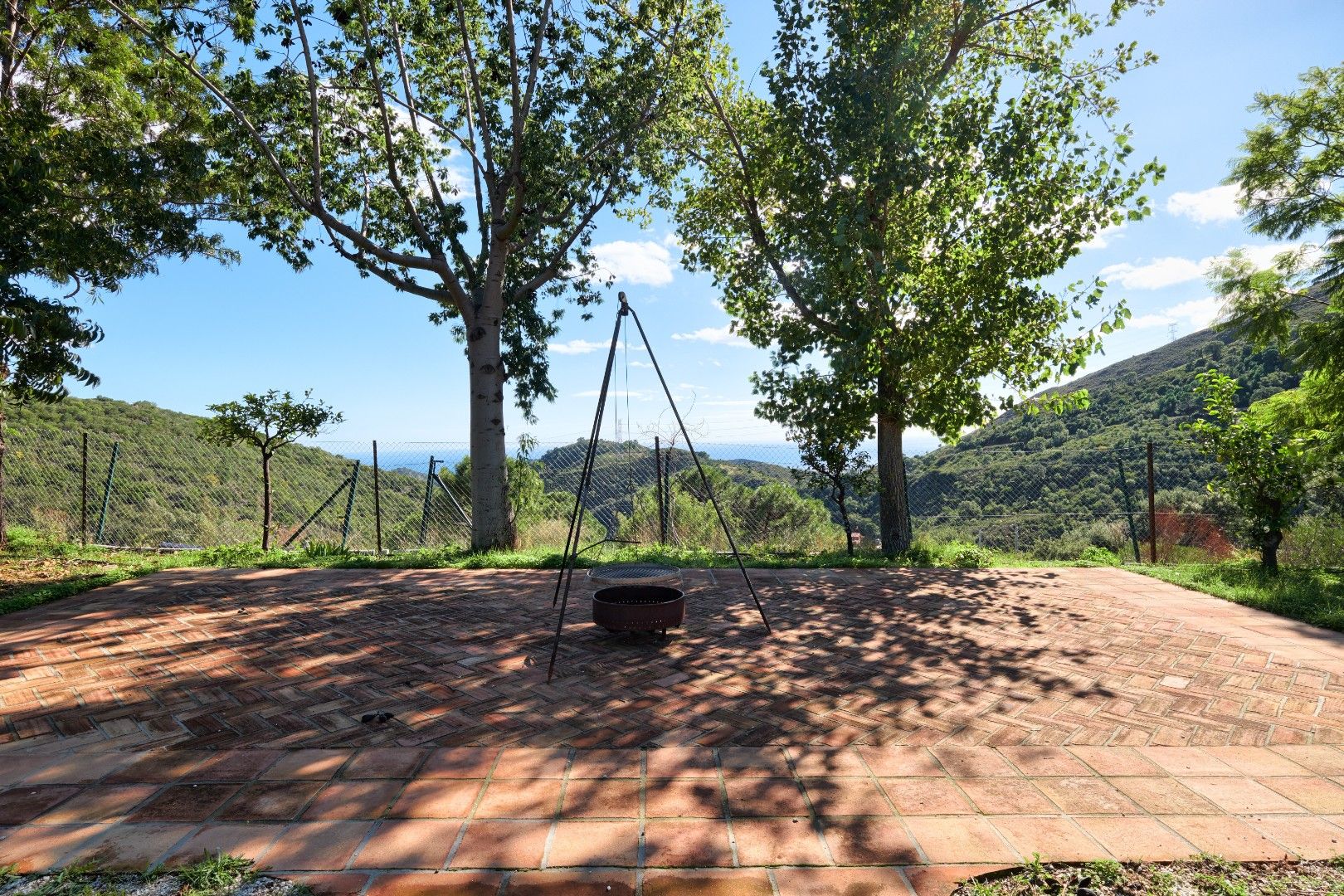 Finca dicht bij de Sierra Bermeja berg.  foto 30
