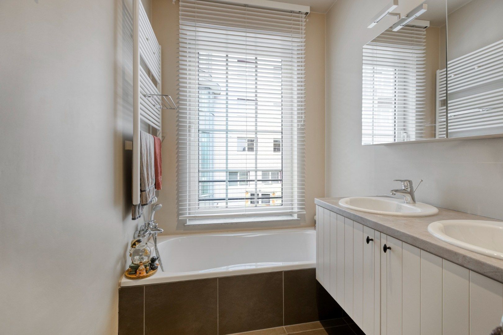 Ruim appartement met 2 slpks, parkeerplaats en dubbele garagebox in Mol-centrum ! foto 15