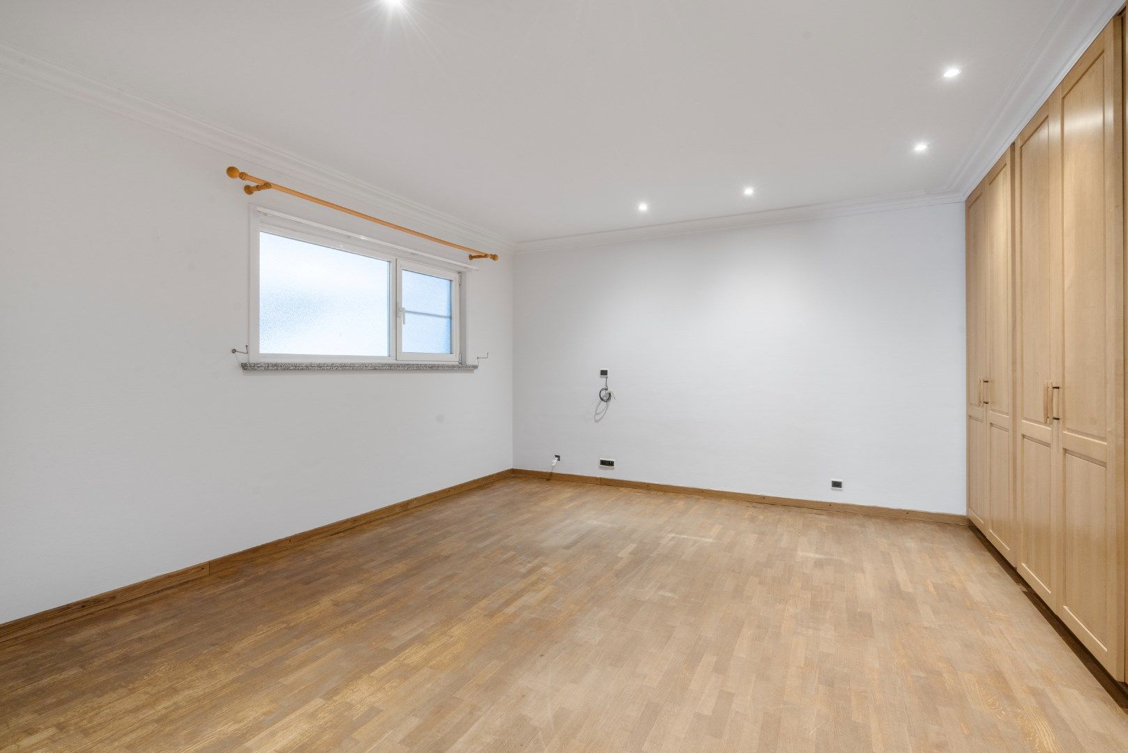 Magazijn met kantoren en conciërgewoning foto 16