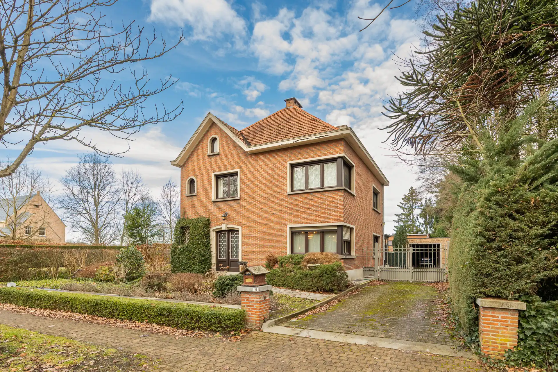 Ruime villa met garage en zwembad + bouwgrond + 2 magazijnen foto 29