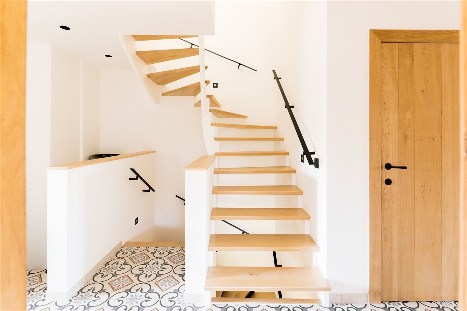 Eigentijdse luxe half open woning in een rustige setting foto 33