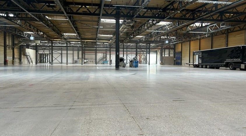7012m² magazijn met luifel foto 2