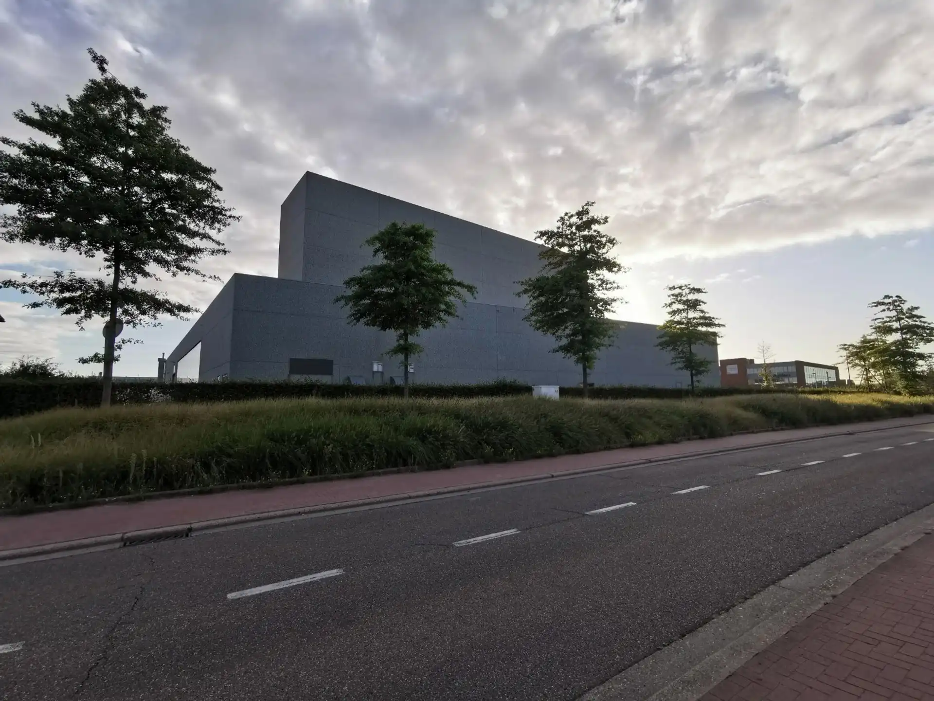 Magazijn 3.911 m² met kantoren en terrein in Zwijndrecht   foto 3