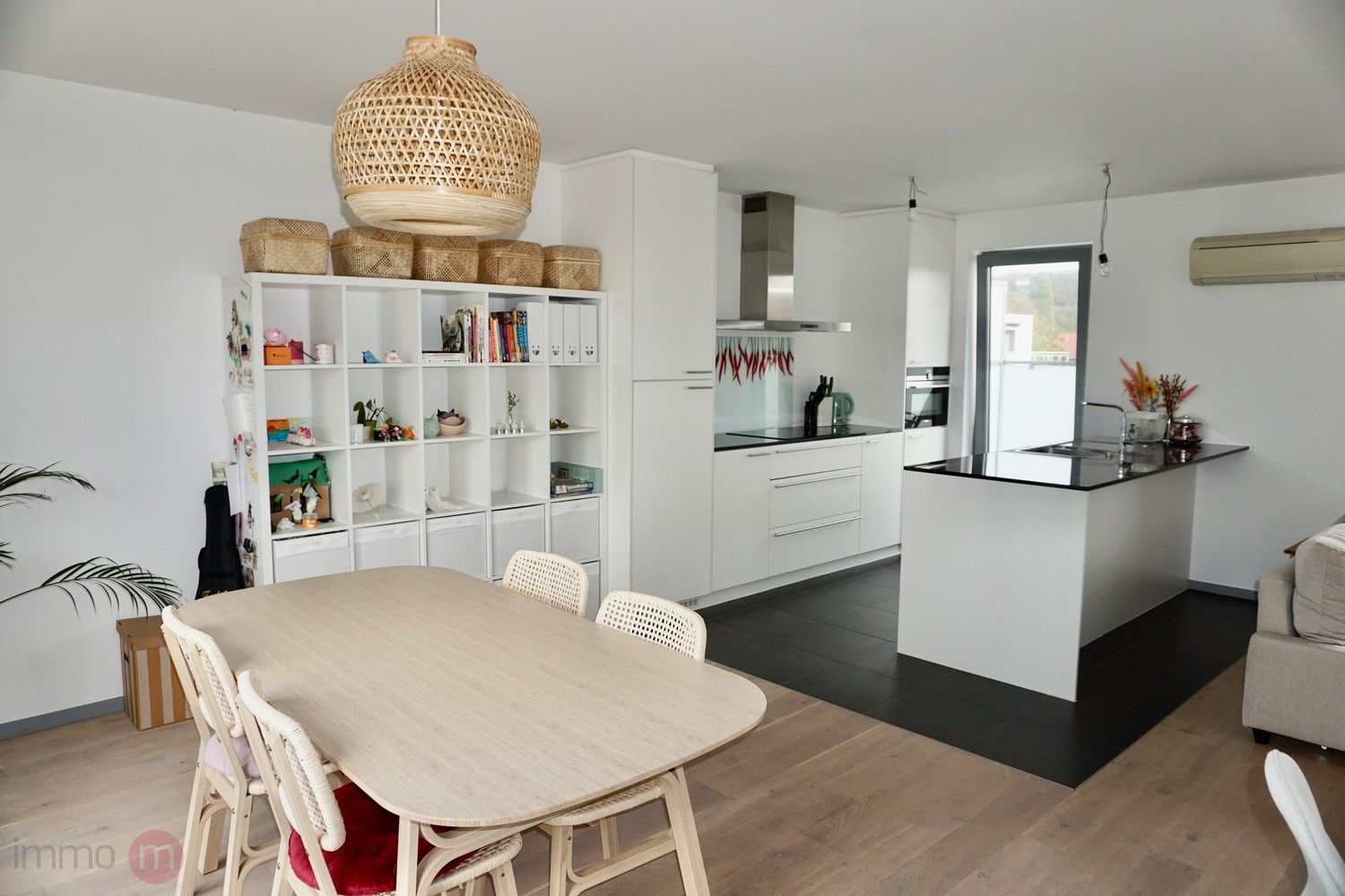 Recent goed gelegen duplexappartement met 2 slaapkamers, 3 grote terrassen en een autostaanplaats. foto 3