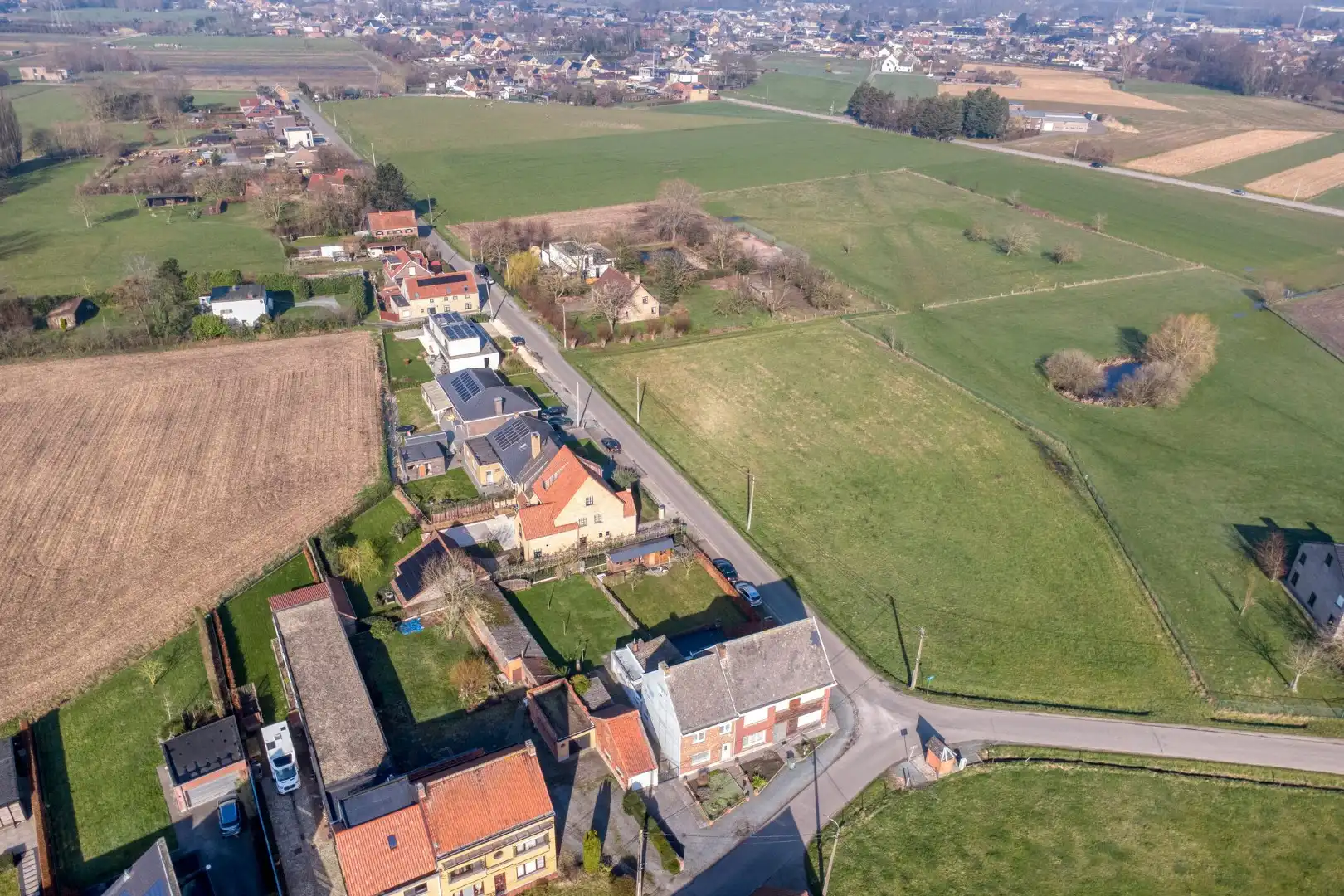 Halfopen bebouwing met 3 slaapkamers, tuin en garage - TOP-ligging en TOP-oriëntatie foto 2