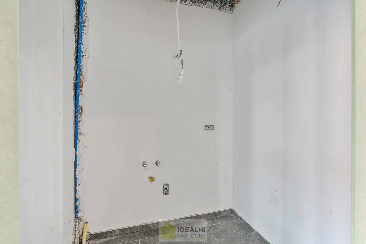 IDEALIS VASTGOED - HANDELSRUIMTE MET TAL VAN MOGELIJKHEDEN OP EEN TOPLOCATIE NABIJ HET CENTRUM VAN HEPPEN (LEOPOLDSBURG)! Dit handelspand van +- 90m² is gelegen langs de Diestersteenweg waardoor het een toplocatie is om handel te drijven met parkeergelegenheid achter het pand. Gemakkelijk te bereiken te voet, per auto én openbaar vervoer en gelegen op een absolute zichtlocatie langs een drukke doorgansweg en nog volledig naar eigen smaak af te werken en in te richten! foto 13