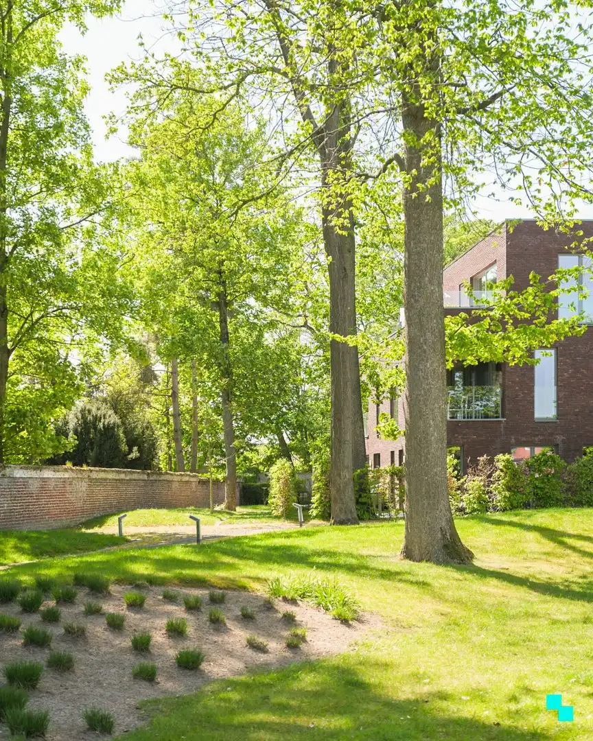 Gelijkvloers appartement omgeven door groen aan de Sint-Denijskerk foto 28