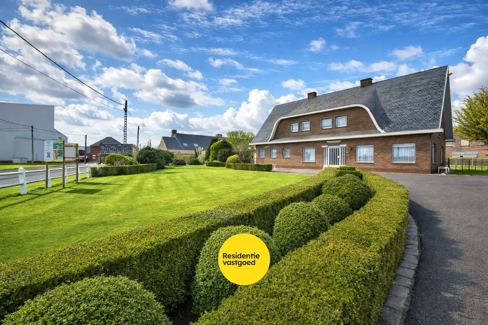 Hoofdfoto van de publicatie: Statige woning met ruime loodsen in Kortemark!